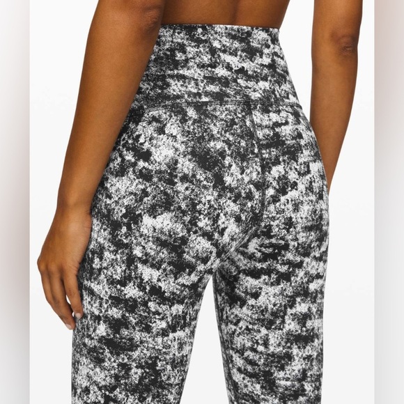 Lululemon Wunder Under Tight 28” in Misted Jacquard in Black and White Luxtreme - Picture 5 of 11